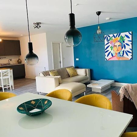 Stunning Huge Openplan 2Bed Flat Apartment Уокинг Екстериор снимка