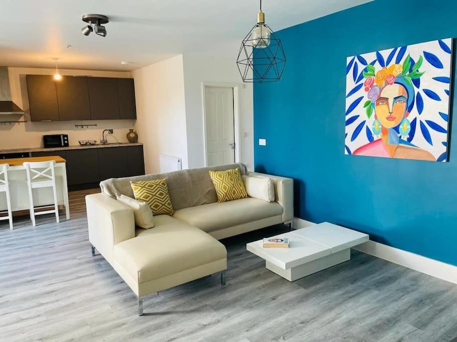 Stunning Huge Openplan 2Bed Flat Apartment Уокинг Екстериор снимка