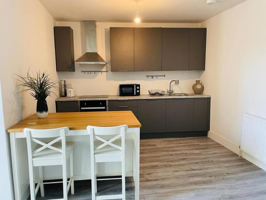 Stunning Huge Openplan 2Bed Flat Apartment Уокинг Екстериор снимка