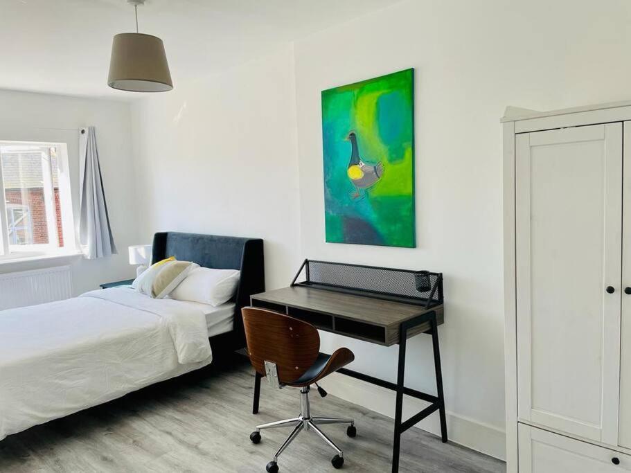 Stunning Huge Openplan 2Bed Flat Apartment Уокинг Екстериор снимка